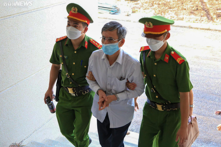 Ảnh: Dàn cựu lãnh đạo tỉnh Bình Dương bị dẫn giải tới tòa - 9