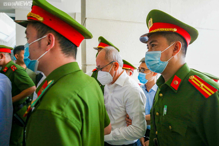 Ảnh: Dàn cựu lãnh đạo tỉnh Bình Dương bị dẫn giải tới tòa - 6