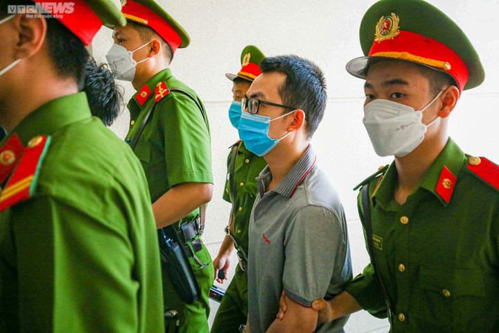 Ảnh: Dàn cựu lãnh đạo tỉnh Bình Dương bị dẫn giải tới tòa - 7