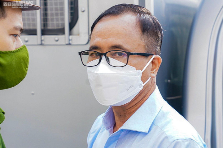 Ảnh: Dàn cựu lãnh đạo tỉnh Bình Dương bị dẫn giải tới tòa - 2