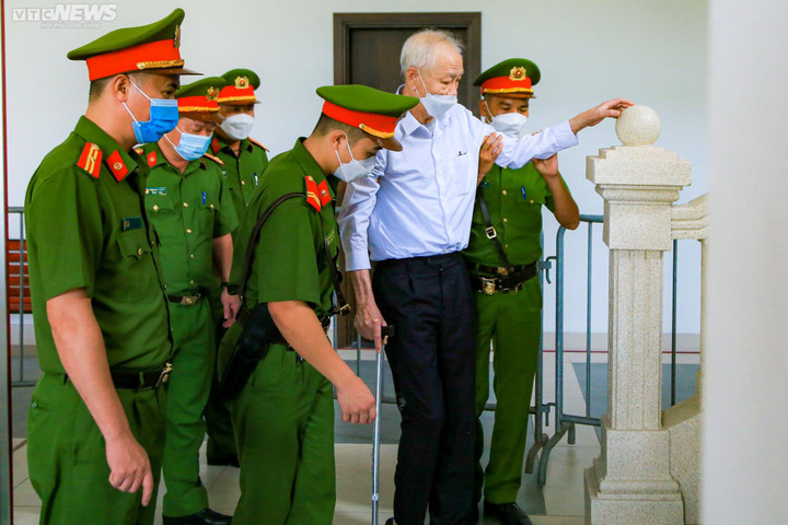 Ảnh: Dàn cựu lãnh đạo tỉnh Bình Dương bị dẫn giải tới tòa - 8