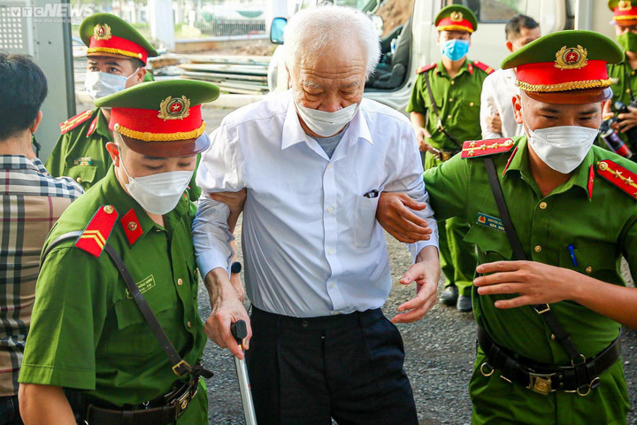 Ảnh: Dàn cựu lãnh đạo tỉnh Bình Dương bị dẫn giải tới tòa - 3