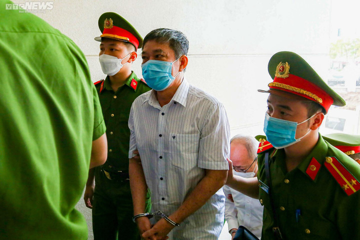 Ảnh: Dàn cựu lãnh đạo tỉnh Bình Dương bị dẫn giải tới tòa - 5