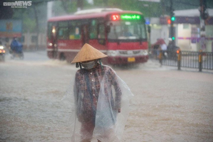 Nhiều đường phố ở TP.HCM ngập nặng sau trận mưa lớn kéo dài 3 giờ - 2