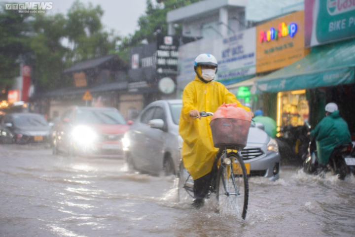 Nhiều đường phố ở TP.HCM ngập nặng sau trận mưa lớn kéo dài 3 giờ - 8