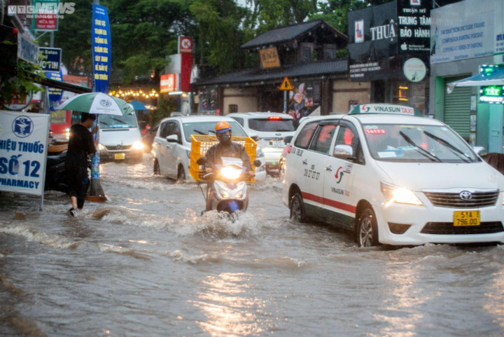Nhiều đường phố ở TP.HCM ngập nặng sau trận mưa lớn kéo dài 3 giờ - 5