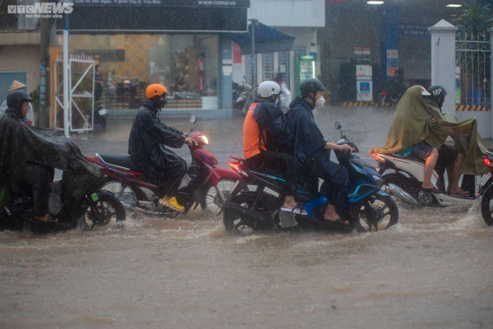 Nhiều đường phố ở TP.HCM ngập nặng sau trận mưa lớn kéo dài 3 giờ - 3