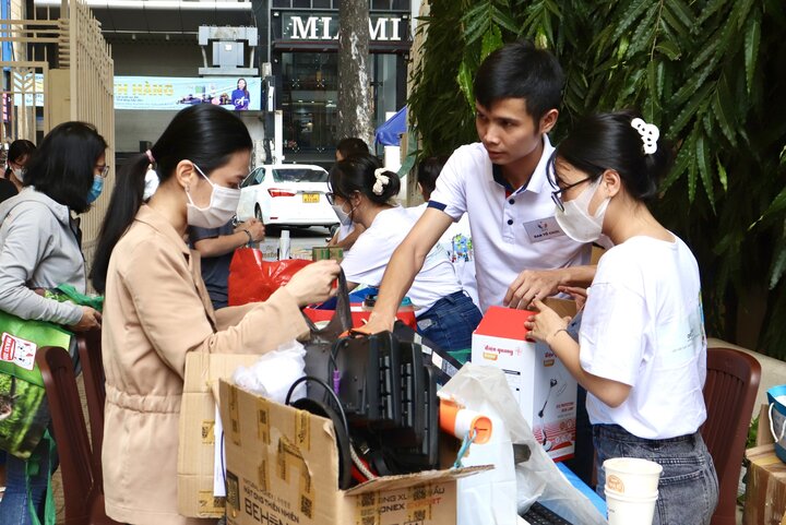 Nhiều bạn trẻ ở TP.HCM tổ chức đổi rác lấy quà để kích hoạt ‘mã gen xanh' - 1