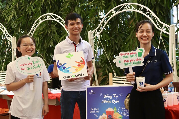 Nhiều bạn trẻ ở TP.HCM tổ chức đổi rác lấy quà để kích hoạt ‘mã gen xanh' - 2