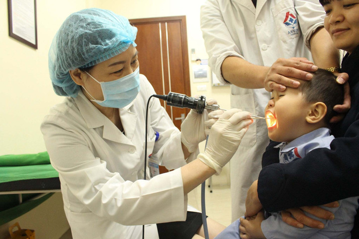 Trẻ chảy máu cam, nên ngửa đầu lên hay cúi xuống để cầm máu? - 1