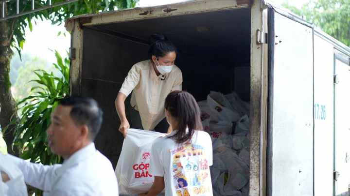 H’Hen Niê ăn mặc giản dị, ngồi lặt rau và vác gạo khiến fans vừa thương vừa nể - 9