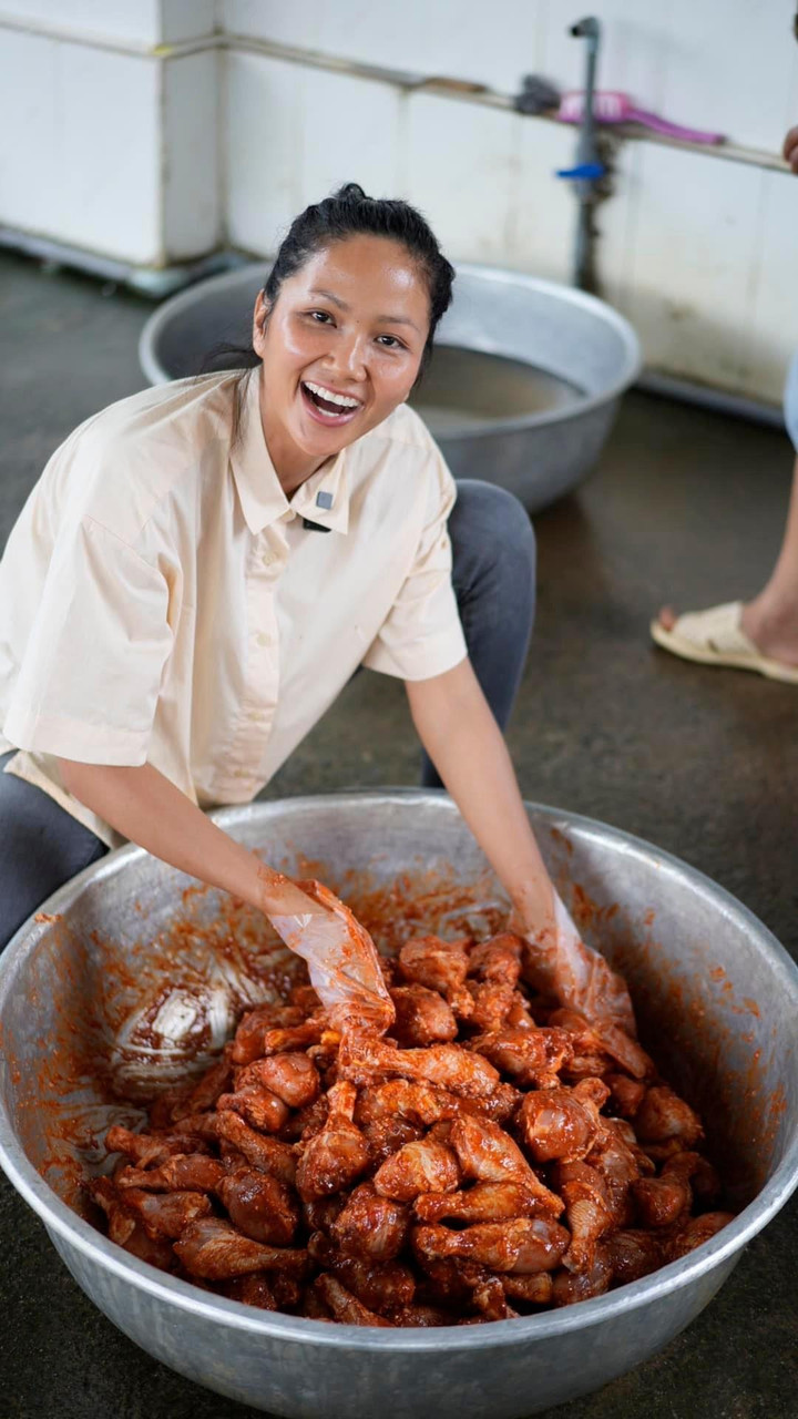 H’Hen Niê ăn mặc giản dị, ngồi lặt rau và vác gạo khiến fans vừa thương vừa nể - 5