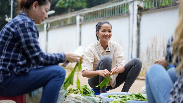 H’Hen Niê ăn mặc giản dị, ngồi lặt rau và vác gạo khiến fans vừa thương vừa nể - 6