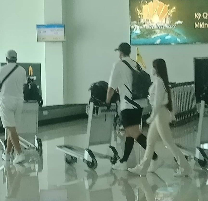 Bạn gái Đặng Văn Lâm gây sốt với thân hình bốc lửa - 1