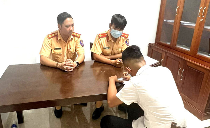  Lắp còi hơi rồi bấm inh ỏi để tranh đường, tài xế taxi bị phạt tiền triệu - 1