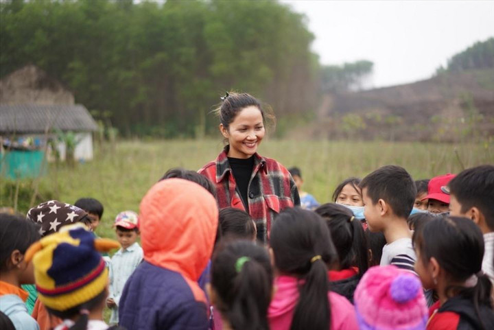 H’Hen Niê ăn mặc giản dị, ngồi lặt rau và vác gạo khiến fans vừa thương vừa nể - 1