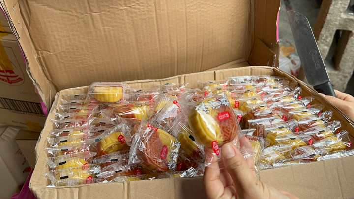 Thu giữ gần 11.000 bánh Trung thu không rõ nguồn gốc - 1