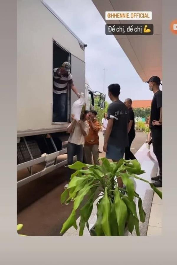 H’Hen Niê ăn mặc giản dị, ngồi lặt rau và vác gạo khiến fans vừa thương vừa nể - 7