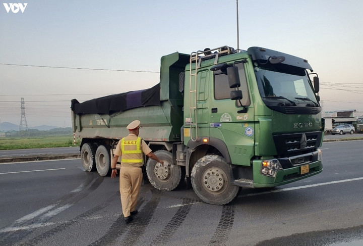 Bà Rịa - Vũng Tàu: Nhiều chủ doanh nghiệp, lái xe quá tải đối phó với CSGT - 1