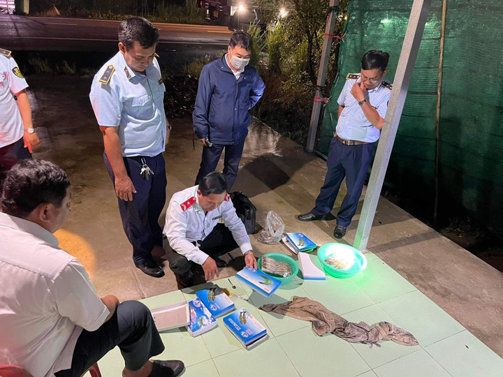 Bạc Liêu: Ngăn chặn, tạm giữ 3,5 tấn tôm sú ướp lạnh có chứa tạp chất - 1