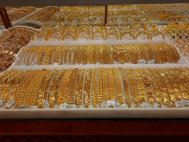 Giá vàng hôm nay 16/8: Lao dốc, mất mốc 1.800 USD/ounce - 1