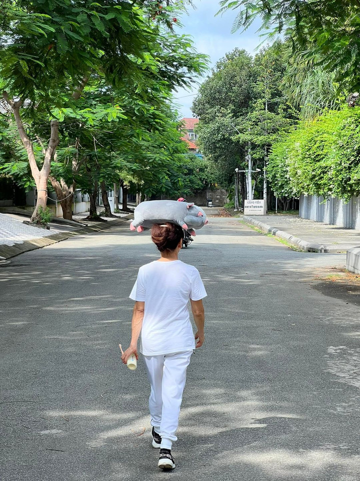 Sao Việt 18/8: Kim Lý nịnh mẹ vợ bằng tiếng Việt cực khéo - 1