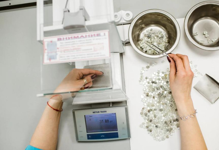 'Kim cương máu' - bước cản ngành công nghiệp đá quý Nga vì xung đột ở Ukraine - 3