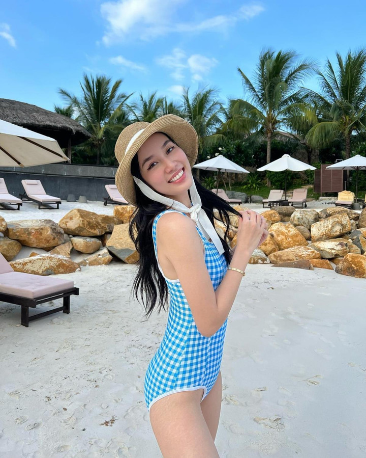 Diện bikini, Á hậu Phương Anh kiêu sa bên bể bơi - 5