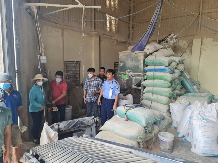 Phát hiện hàng chục tấn cám mỳ trộn bột đá tại Hải Dương - 1