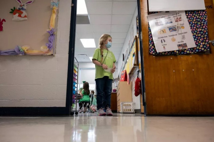 Chia sẻ hình ảnh khóa cửa chống súng cho lớp học, cô giáo gây ‘bão mạng’ - 2