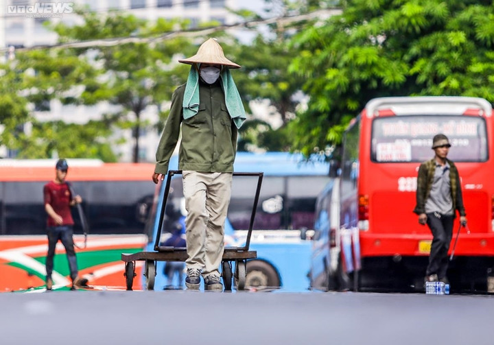 Thời tiết ngày 18/8: Bắc Bộ ngày nắng nóng, Nam Bộ mưa dông lúc chiều tối - 1