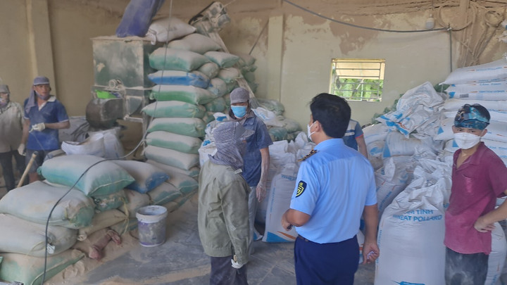 Phát hiện hàng chục tấn cám mỳ trộn bột đá tại Hải Dương - 2