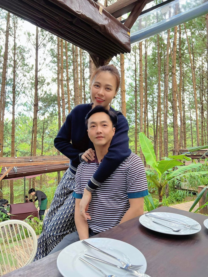 Sao Việt 19/8: Thói quen đặc biệt của vợ chồng Tăng Thanh Hà khi chụp hình - 5