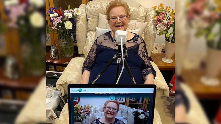 Người chết trò chuyện với người sống tại lễ tang của chính mình - 1