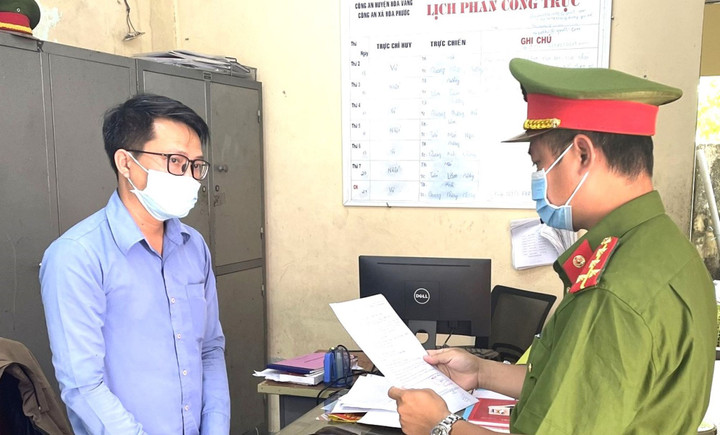 Bắt giam nhân viên ngân hàng chiếm đoạt tiền của khách - 1