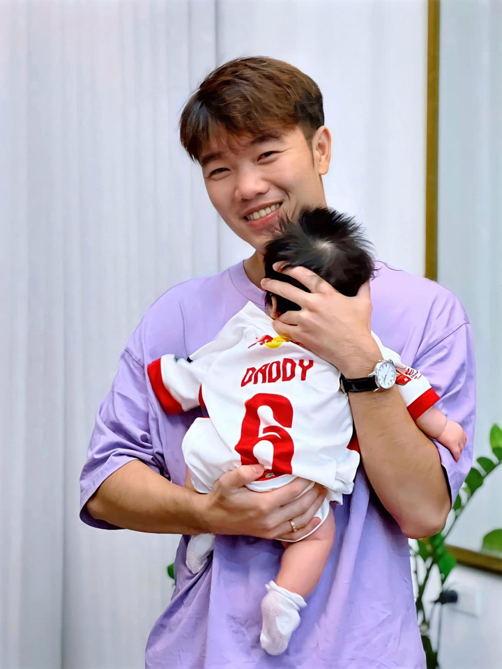 Hành động nhỏ nhưng tinh tế với con của Công Phượng, Xuân Trường, Công Vinh - 3