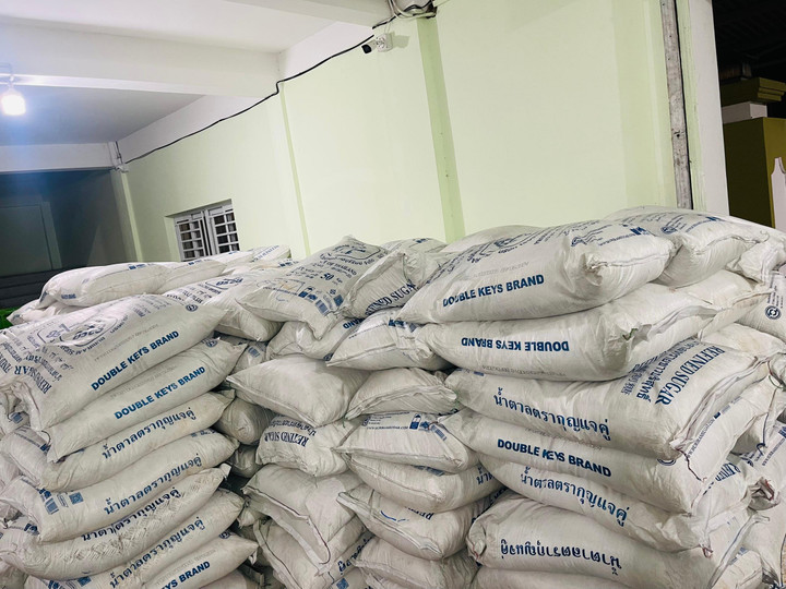 Cục QLTT Phú Yên tạm giữ 79 tấn đường cát do Thái Lan sản xuất - 1