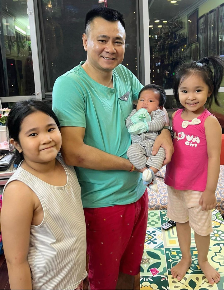 Sao Việt 20/8: Tự Long làm thơ khoe 3 con xinh xắn - 1