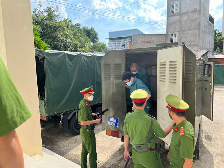 Trùm đường dây buôn lậu xăng dầu nghìn tỷ ở Bình Thuận bị tuyên án 14 năm tù - 1