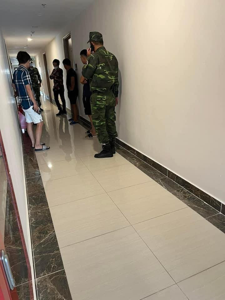 Ngửi mùi hôi bốc ra từ căn hộ, ai nấy đều muốn ‘bỏ chạy’ khi mở cửa kiểm tra - 1