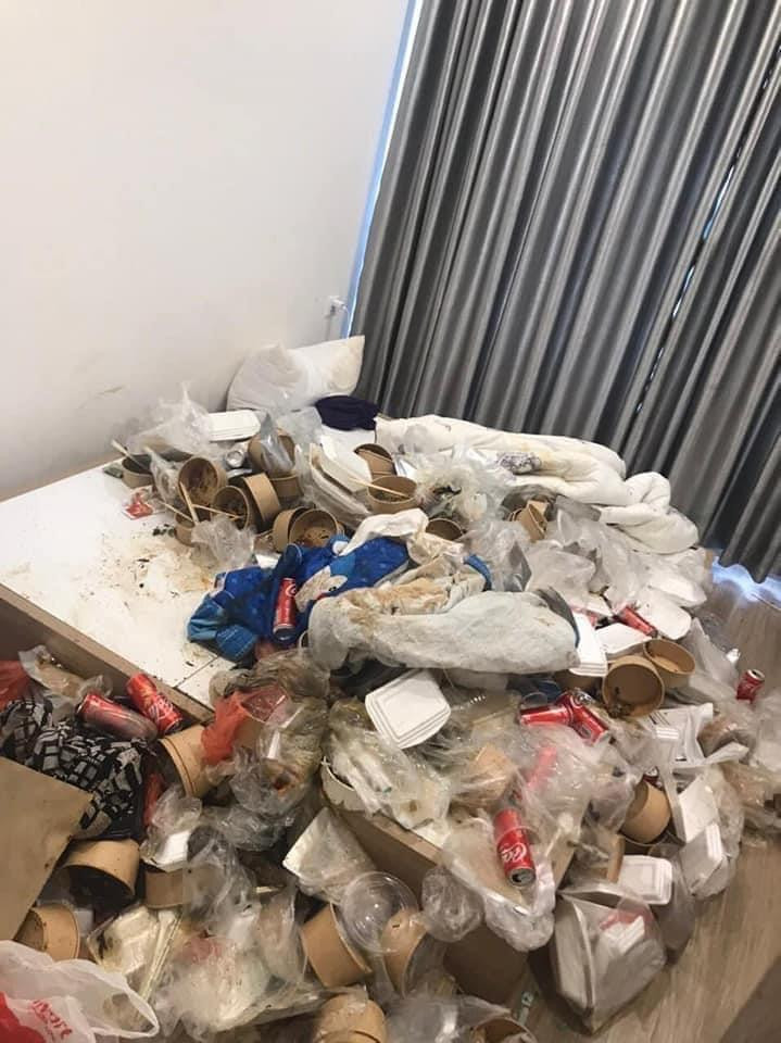 Ngửi mùi hôi bốc ra từ căn hộ, ai nấy đều muốn ‘bỏ chạy’ khi mở cửa kiểm tra - 2