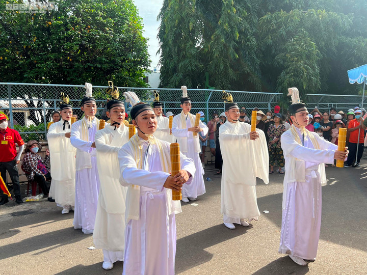 150 người luân phiên múa rồng xanh dài 49m trong lễ hội Nghinh Ông - 2