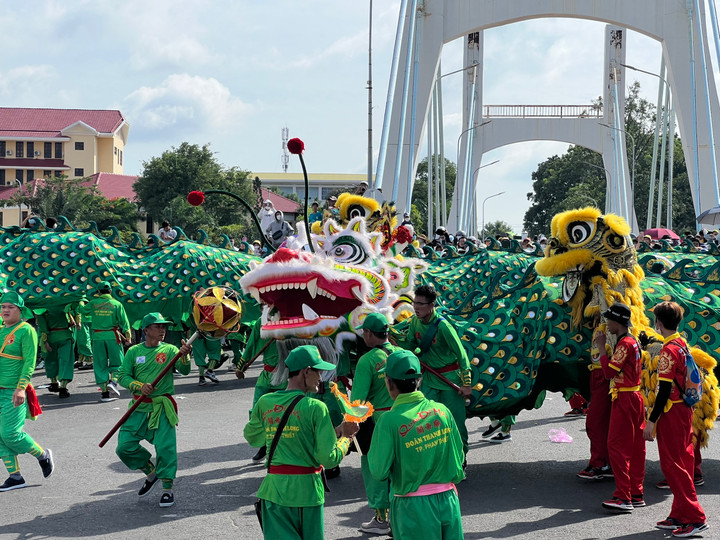 150 người luân phiên múa rồng xanh dài 49m trong lễ hội Nghinh Ông - 7