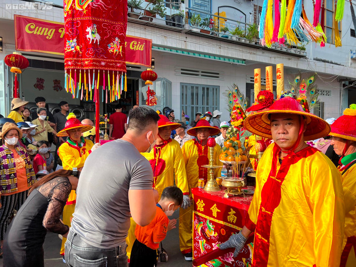 150 người luân phiên múa rồng xanh dài 49m trong lễ hội Nghinh Ông - 5