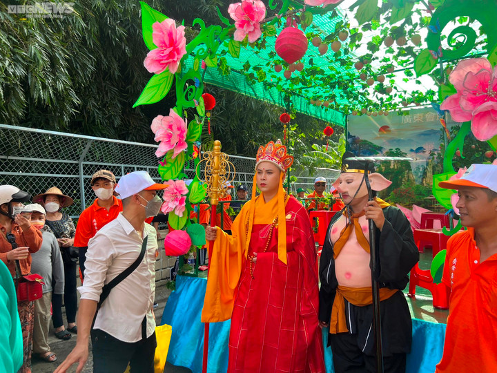 150 người luân phiên múa rồng xanh dài 49m trong lễ hội Nghinh Ông - 6