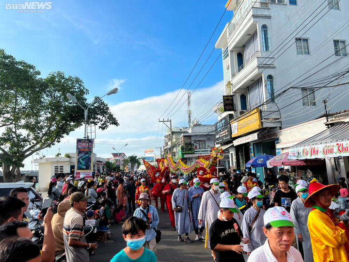 150 người luân phiên múa rồng xanh dài 49m trong lễ hội Nghinh Ông - 8