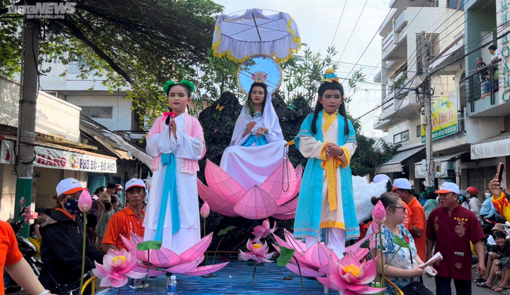 150 người luân phiên múa rồng xanh dài 49m trong lễ hội Nghinh Ông - 3