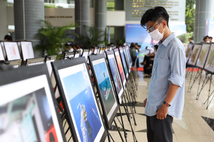 Trưng bày loạt ảnh chủ đề 'Tự hào biển, đảo Việt Nam' tại TP.HCM - 3