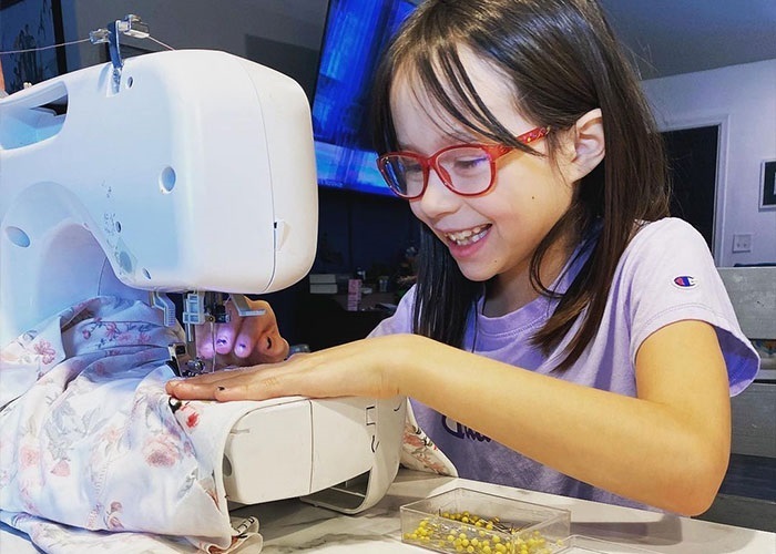 Cô bé 9 tuổi gây sốt nhờ tài năng may vá - 1