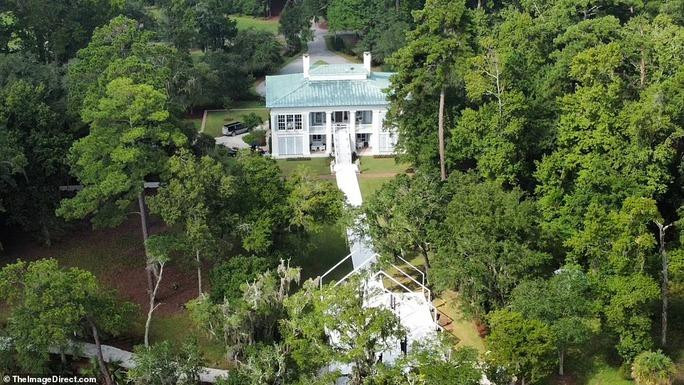 Đám cưới ngập sắc trắng của Jennifer Lopez và Ben Affleck - Ảnh 6. Đám cưới Jennifer Lopez và Ben Affleck ngập sắc trắng - 6